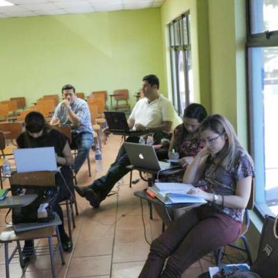 personas sentadas capacitándose