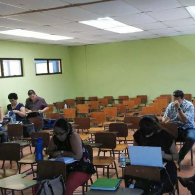 personas sentadas capacitándose