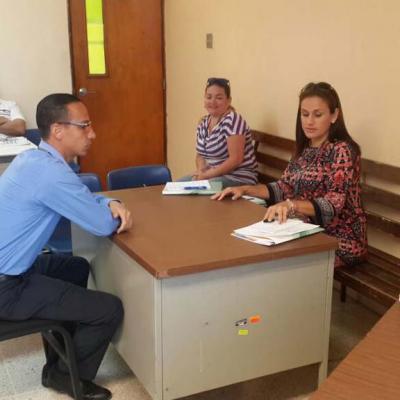 personas sentadas capacitándose