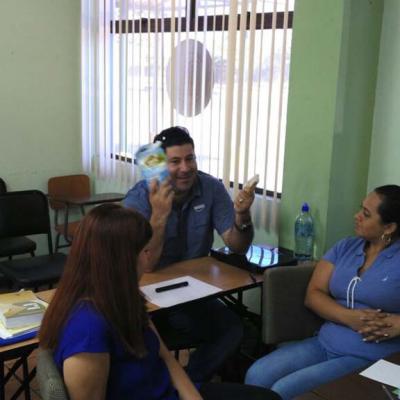personas sentadas capacitándose