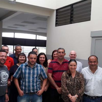personas de pie posando para la foto
