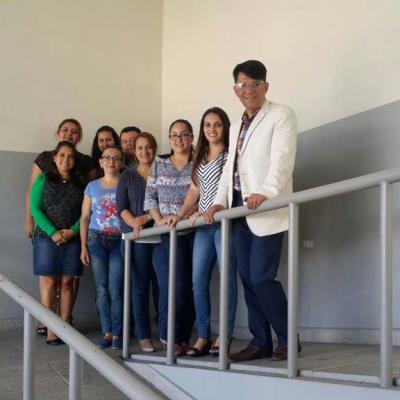 personas de pie posando para la foto