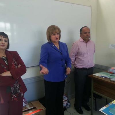 mujer capacitando a trabajadores del Poder Judicial