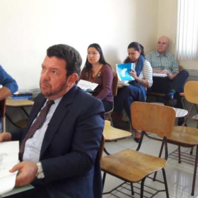 trabajadores sentados capacitándose