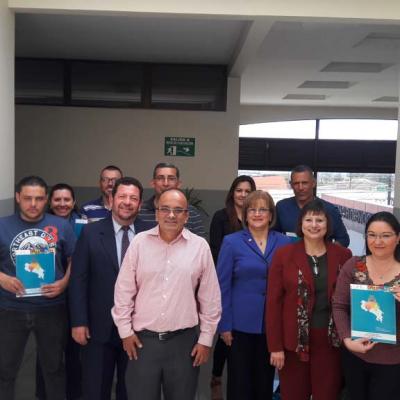 grupo de personas de pie posando para la foto