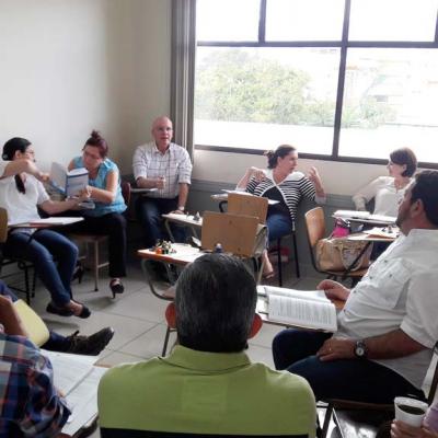 personas sentadas capacitándose