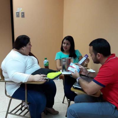 personas sentadas capacitándose