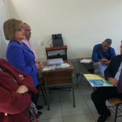 tres personas de pie capacitando