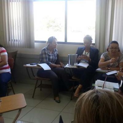 personas sentadas capacitándose