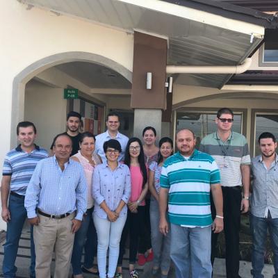 grupo de personas de pie posando para la foto