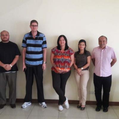 grupo de personas de pie posando para la foto
