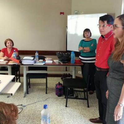 personas de pie explicando un tema 