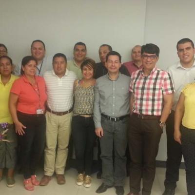grupo de personas de pie unidas