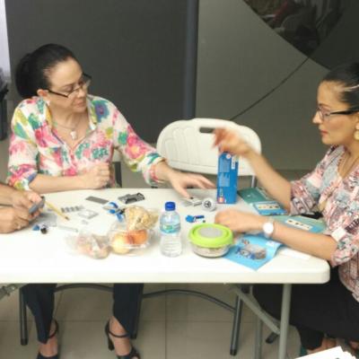 personas sentadas merendando