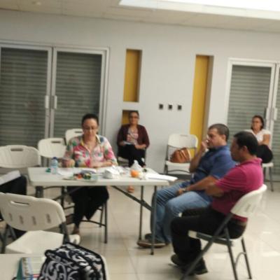 personas sentadas alrededor de una mesa