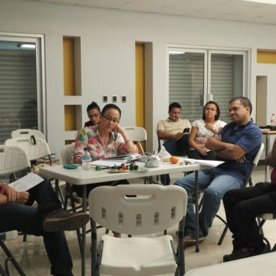 personas sentadas capacitándose