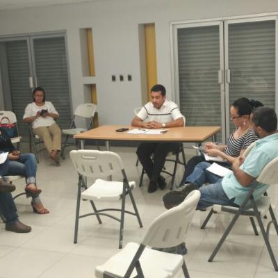 personas sentadas capacitándose