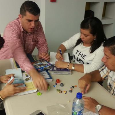 personas sentadas capacitándose 