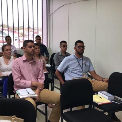 personas sentadas capacitándose