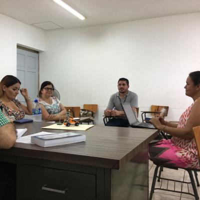 personas sentadas capacitándose 