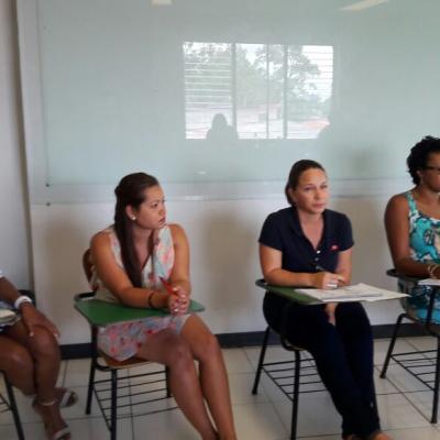 personas sentadas capacitándose 