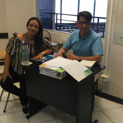 personas sentadas capacitándose 