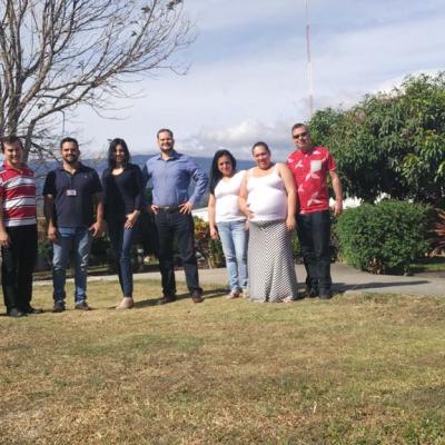 grupo de personas posando par la foto