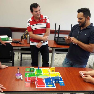 dos hombres interactuando con un juego de mesa