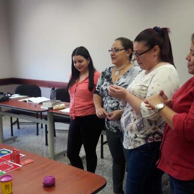 cuatro mujeres  interactuando con un juego de mesa