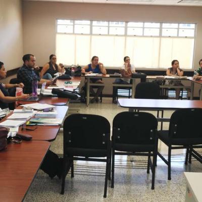 personas sentadas capacitándose