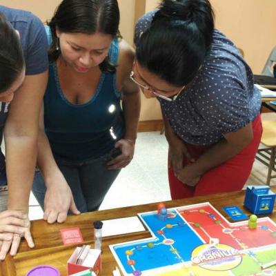 tres personas ven maqueta
