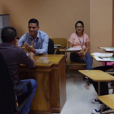 personas sentadas capacitándose