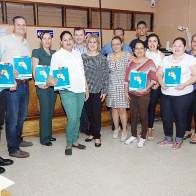 grupo de personas de pie posando para la foto