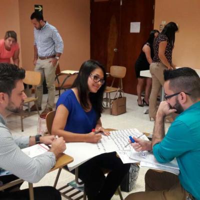 personas sentadas capacitándose 