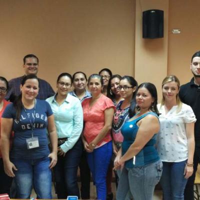 grupo de personas de pie posando para la foto