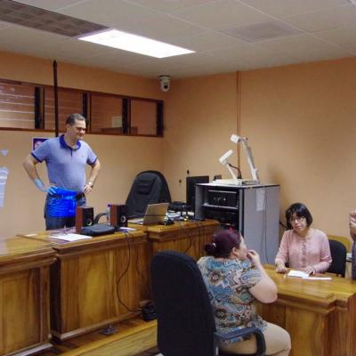 personas sentadas capacitándose y un hombre de pie
