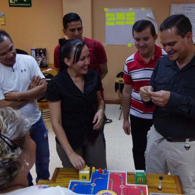 personas de pie hablando