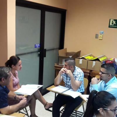 personas sentadas capacitándose