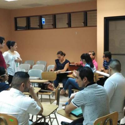 personas sentadas capacitándose