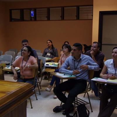 personas sentadas capacitándose