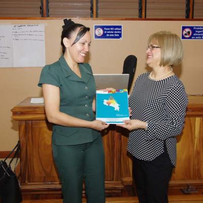 dos mujeres sosteniendo un libro