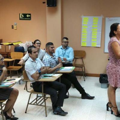 personas sentadas capacitándose