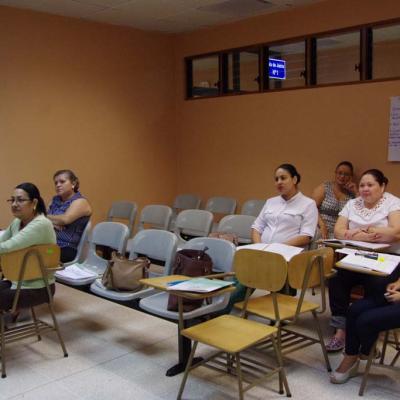 personas sentadas capacitándose