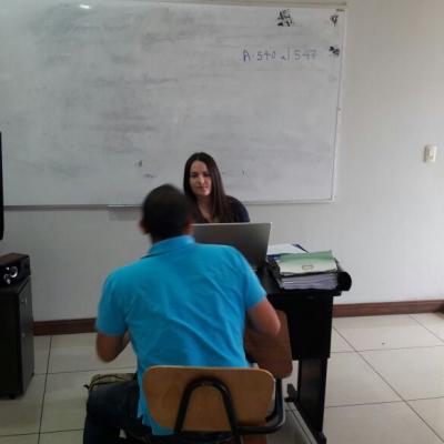 hombre y mujer sentados hablando de frente