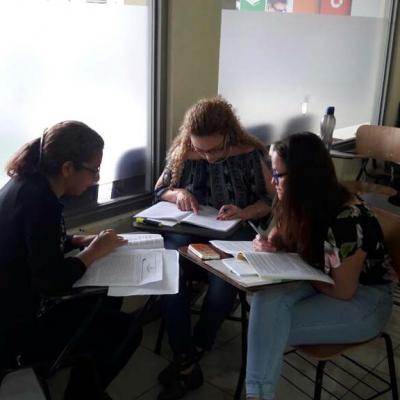 personas sentadas capacitándose