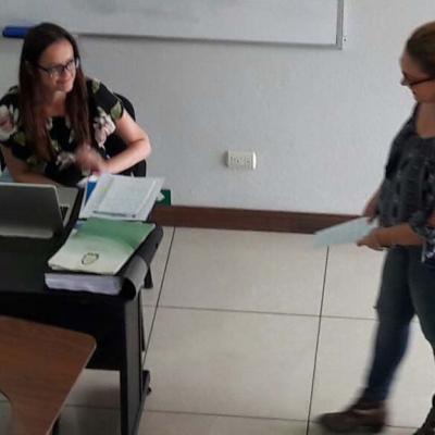 personas sentadas capacitándose