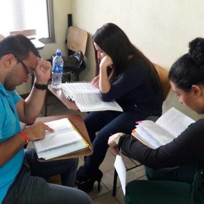 personas sentadas capacitándose