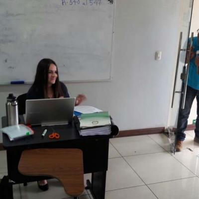 personas sentadas capacitándose