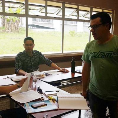 persona sentada capacitándose y un hombre de pie