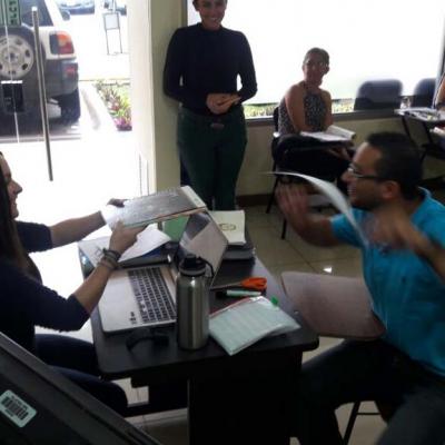 personas sentadas capacitándose